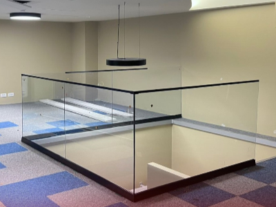 Realizim kangjella xhami te brendshme Realizim kangjella xhami te brendshme